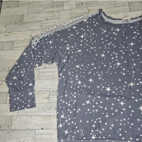 COMO Blu Women Grey and White Star print Cutout Sleeve Banded Waist Top, Size 2X - Picture 3 of 8